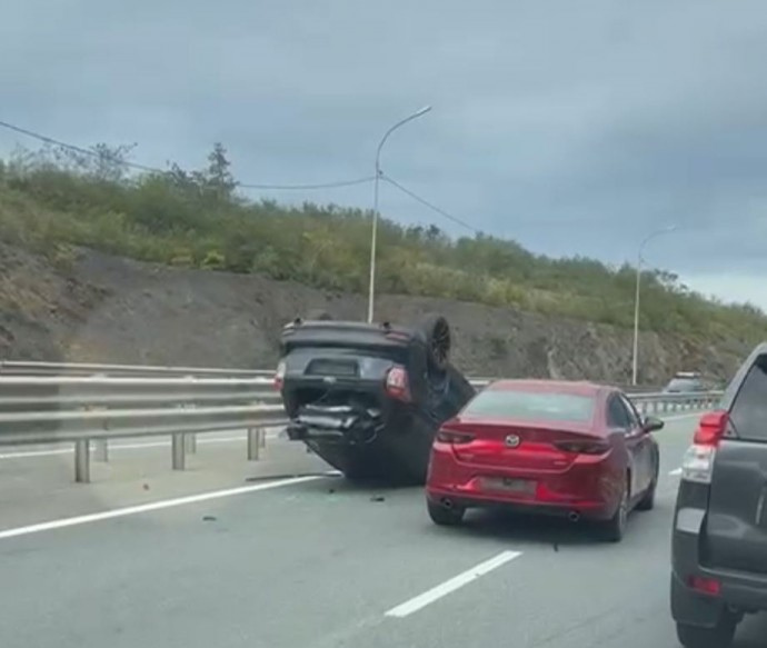 Во Владивостоке ДТП с перевертышем создало серьезную пробку