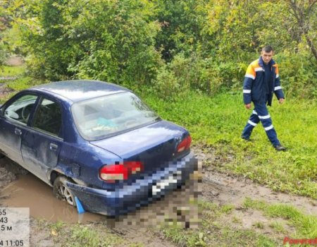 В Башкирии спасатели помогли людям, которые застряли в автомобиле