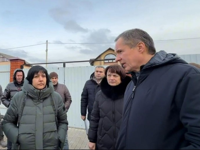 Белгородский губернатор проверил восстановление домов в приграничном посёлке Октябрьском