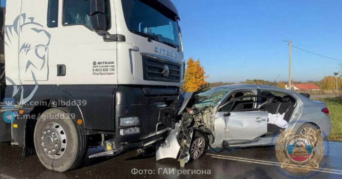 Под Зеленоградском водитель легковушки выехал на встречку и врезался в тягач