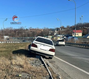 Во Владивостоке водитель иномарки устроил загадочное ДТП