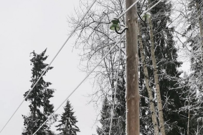 В Новгородской области продолжают восстанавливать электроснабжение  