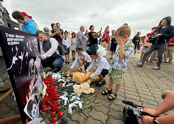 Больше 100 благовещенцев почтили память детей-жертв войны в Донбассе