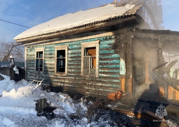 В Свободном загорелся деревянный дом