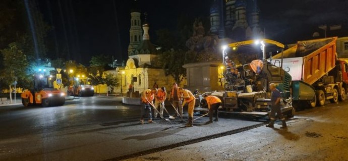 На улице Калинина в Астрахани кладут асфальт и мостят тротуары