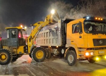 Противогололедным материалом обработают дороги в Белогорье и Садовом