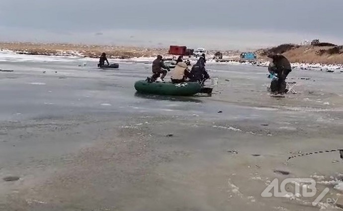 На рыбалку невтерпёж: сахалинцы на лодках вышли на неокрепший лёд