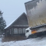 Фура въехала в дом на трассе М-10 в Крестецком округе Новгородской области