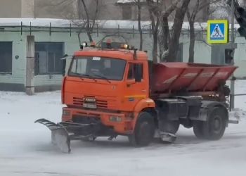 В Благовещенске от снега чистят дороги и тротуары