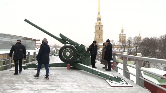 Полуденный выстрел пушки прозвучал в честь 30-летия Законодательного собрания