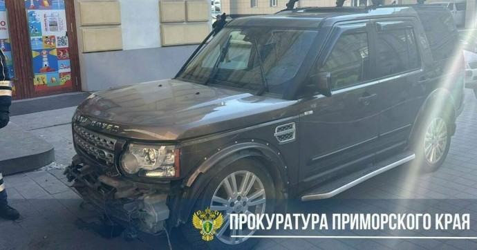 Протаранил двери храма, устроил гонки с полицией и врезался в автобус: во Владивостоке задержали нарушителя общественного порядка