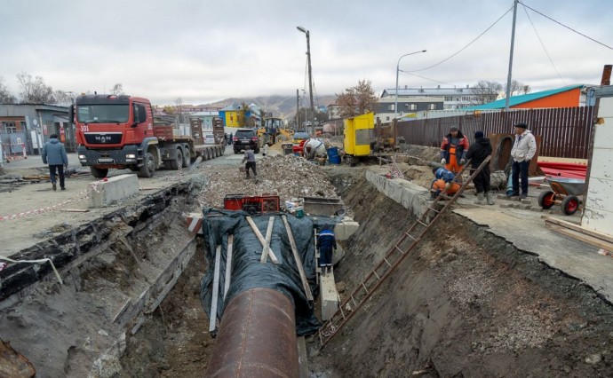 В Южно-Сахалинске на проспекте Победы трубу ливневой канализации протягивают под ж/д путями