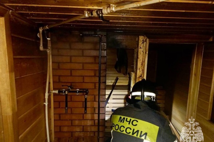 В поселке в Тверской области загорелась баня