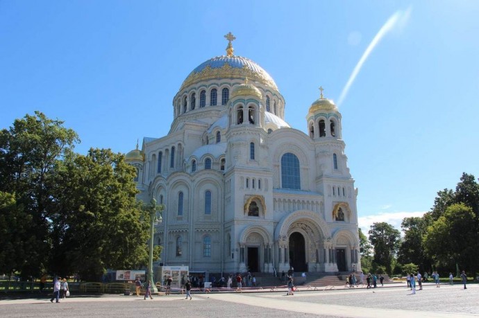 В Кронштадте возложили цветы к памятнику Петру I