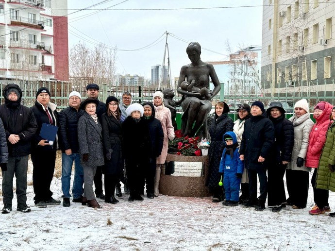 К памятнику кормящей матери в Якутске возложили цветы