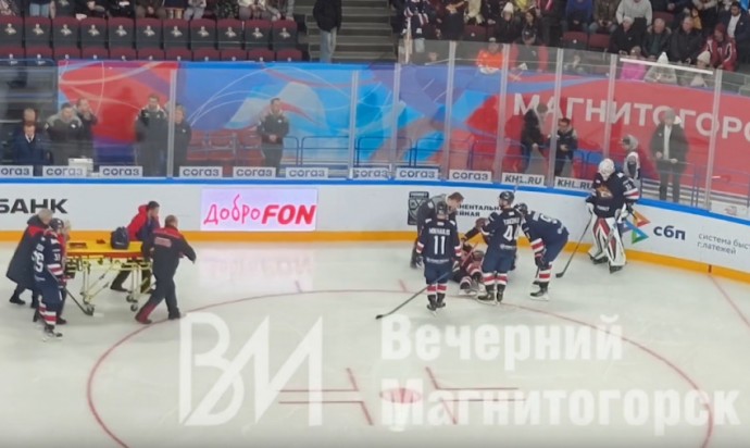Хоккеист "Металлурга" покинул лёд на носилках