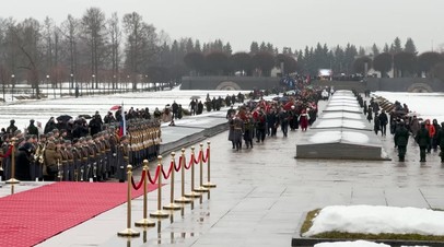 На Пискарёвском кладбище возложили цветы в честь 81-й годовщины освобождения Ленинграда от блокады