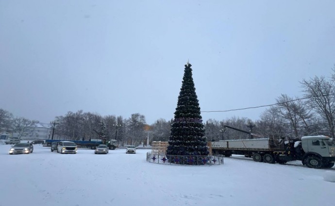 На площади в Охе установили главную городскую ёлку