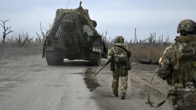 Саперы батальона Карбышева учат студентов в ЛНР минно-взрывной безопасности