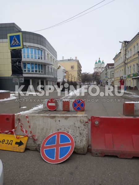 В центре Астрахани перекрыли оживленную улицу  