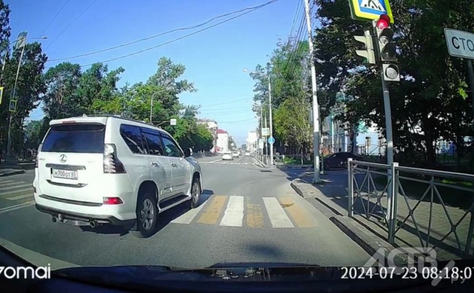 Очевидцы: за пару часов до ЧП с баллончиком в Южно-Сахалинске тот же "Лексус" промчался на красный