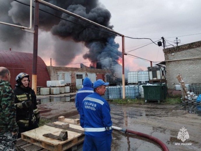 Под Магнитогорском пожарные тушили возгорание на заводе