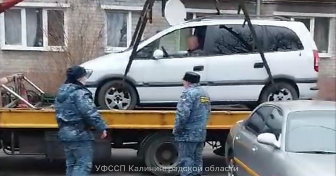 Парковался вплотную и сидел в салоне до последнего: калининградец отчаянно сопротивлялся аресту машины из-за долгов