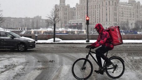 Суд в Москве рассмотрит иск к "Самокату" после вспышки ботулизма