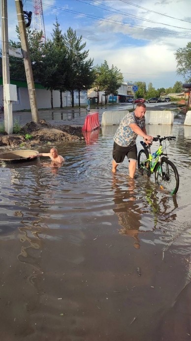 Школьника на велосипеде засосало с головой в лужу под Костромой