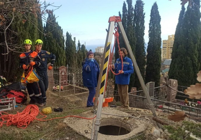 На кладбище в Алупке мужчина провалился в колодец