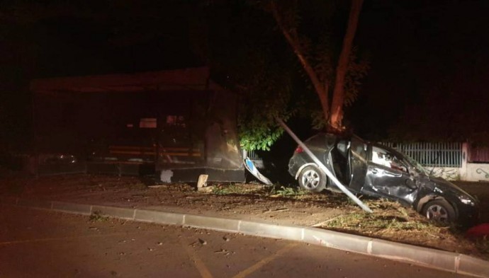 В Красногвардейском районе иномарка въехала в дерево