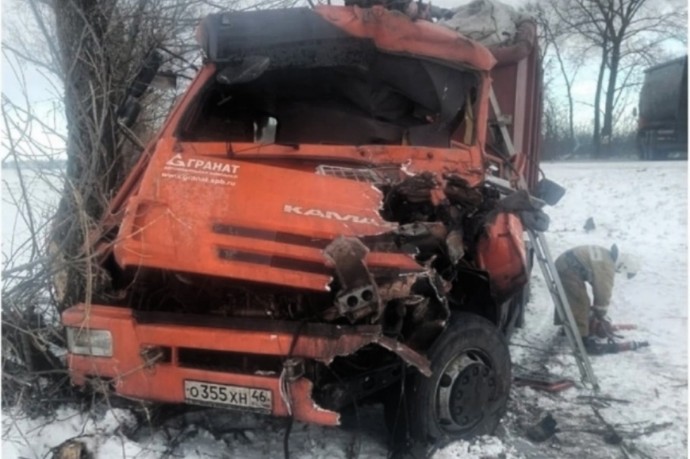 Под Курском столкнулись два КамАЗа: ранен 22-летний водитель