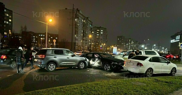 Машина всмятку: в Калининграде на пересечении Панина и Жукова произошло ДТП