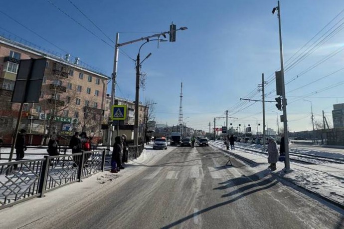 В Улан-Удэ женщина попала под машину, перебегая на «красный»