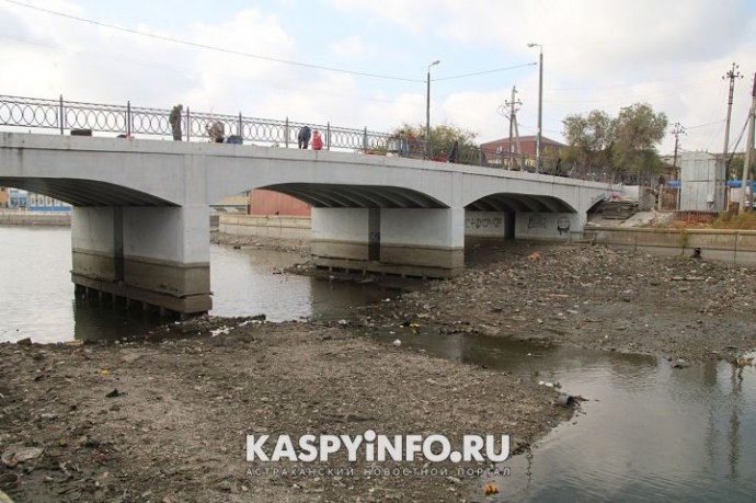 «Это просто днище какое-то!»: что происходит с каналами в Астрахани. Большой репортаж