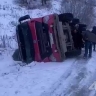 На Сахалине большегруз опрокинулся на скользком "Тёщином языке"