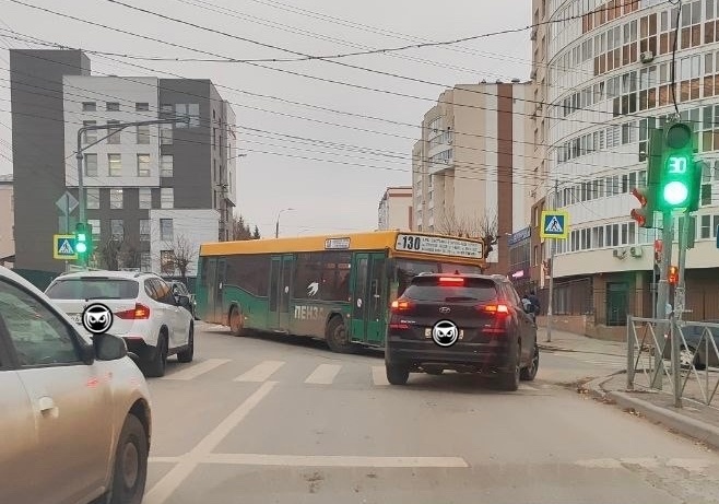 В Пензе две улицы встали в пробке из-за ДТП с автобусом