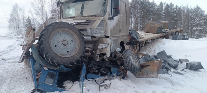 В Юрьянском районе трактор «смялся» под колесами грузовика