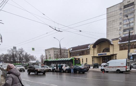 В Курске на улице 50 лет Октября произошло ДТП с участием пяти транспортных средств