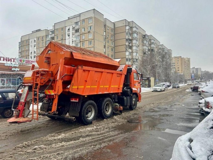 Снег в Белгороде убирают 556 рабочих и 81 единица спецтехники