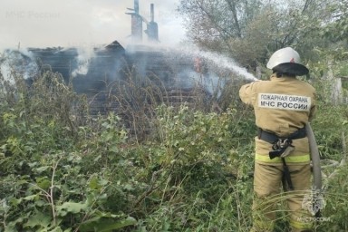 Из-за пала сухой травы под Орлом горел дом