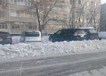 Благовещенцев просят освобождать «заблокированые» снегом машины самостоятельно