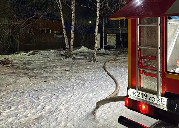 В Приамурье горел двухэтажный дом и хозпостройка