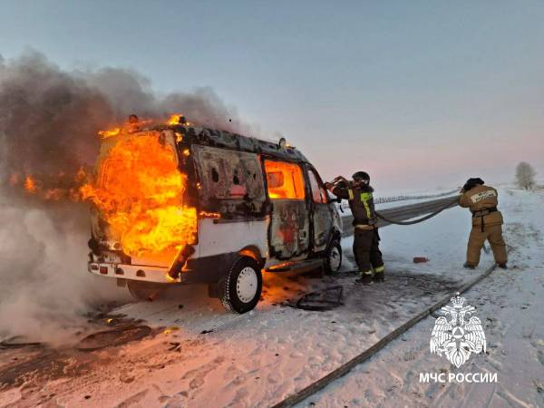 В Иркутской области на трассе сгорел санитарный автомобиль