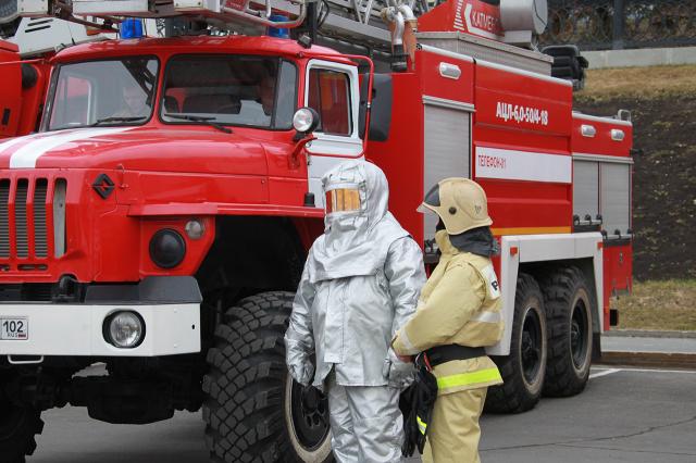 В МЧС объяснили хлопки при пожаре возле Колхозного рынка