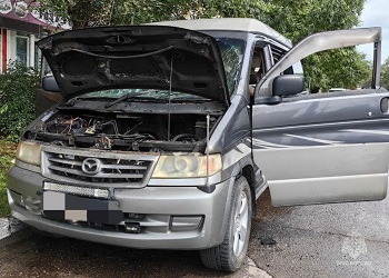 В МЧС назвали вероятную причину возгорания автомобиля на набережной Благовещенска