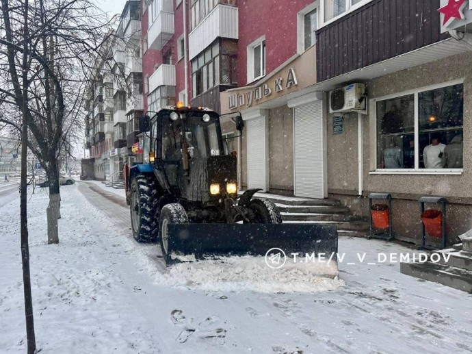 Снег в Белгороде убирают 267 рабочих и 61 единица спецтехники