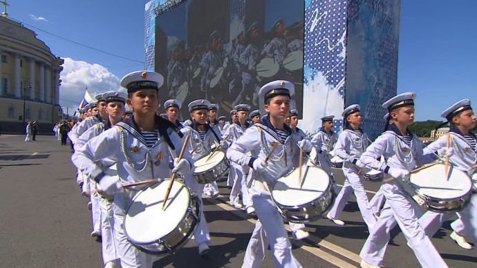 Юные барабанщики из Кронштадта открыли береговую часть Главного военно-морского парада