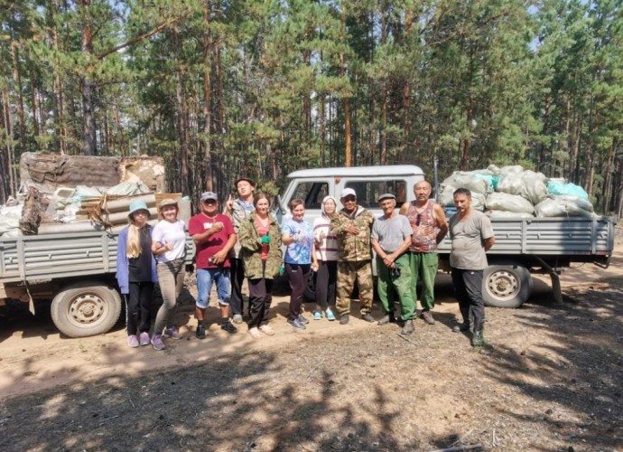 В Бурятии жители улуса и сотрудники организаций объединились для уборки леса