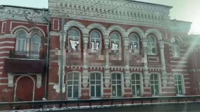 В Ярославле вандалы изрисовали здание бывшей поликлиники на Московском проспекте